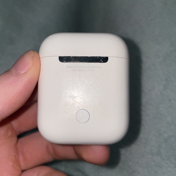 Air Pod Generation 2 , BARLEY USED - Picture 2 of 4